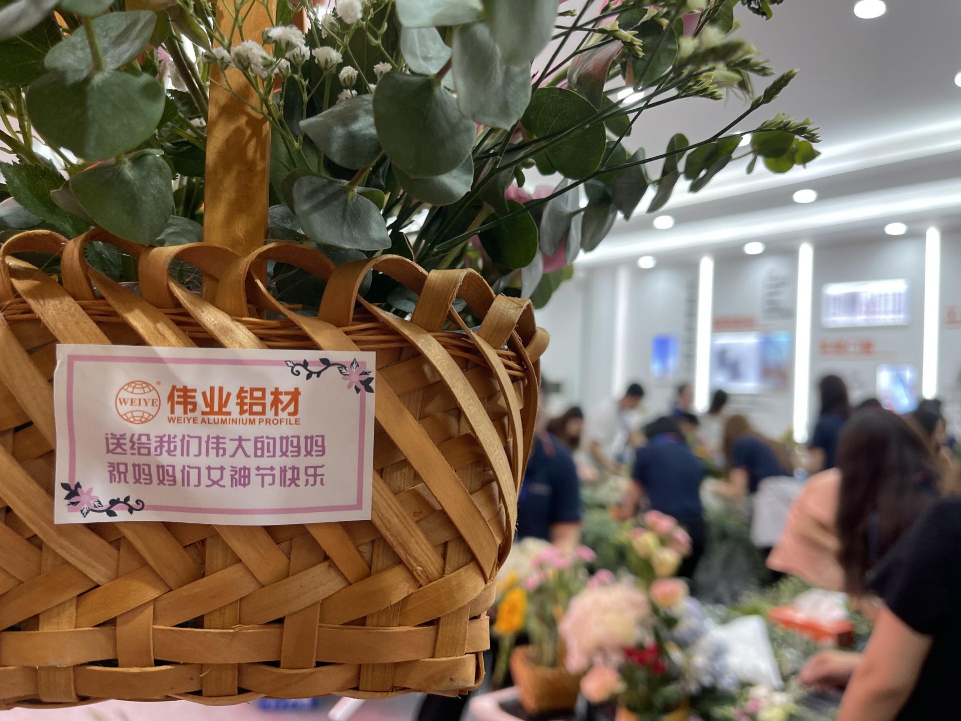 k8凯发铝材 | 送她幼花花，把爱给妈妈